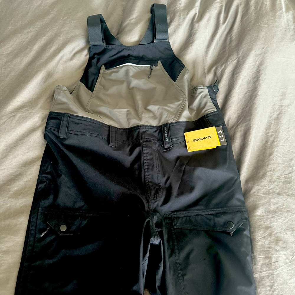 NWT dakine snow bib in small